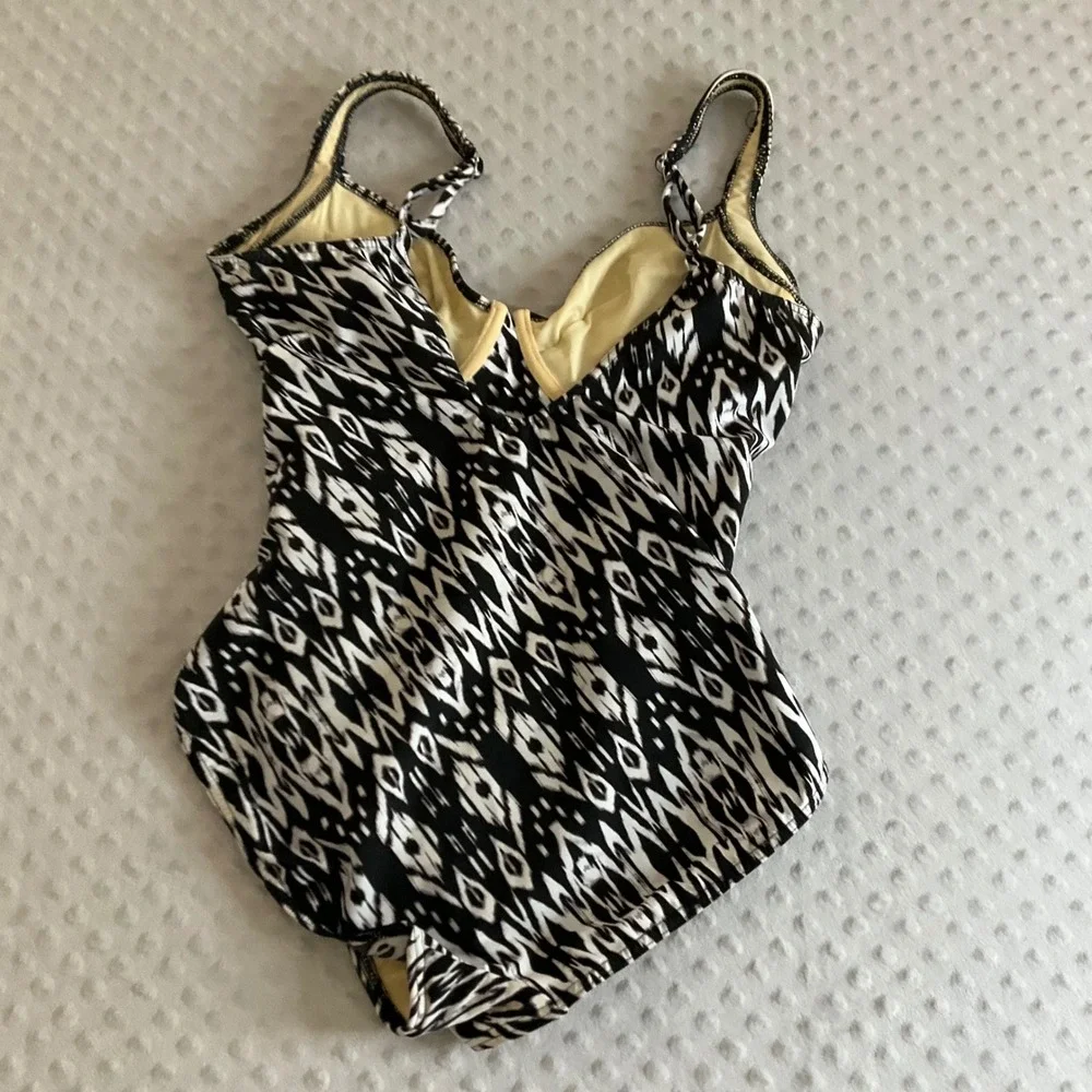 Miraclesuit One Piece Swimsuit Womens 16 Black White Geometric Surplice Ruched